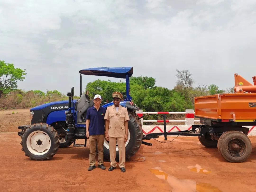 捐赠拖拉机 修建储水坝 马里锂矿项目公司积极支持社区发展2.jpg