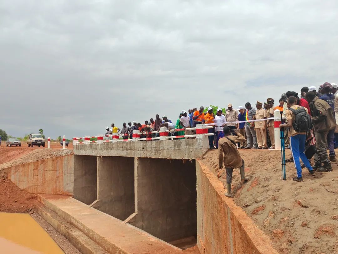 捐赠拖拉机 修建储水坝 马里锂矿项目公司积极支持社区发展3.jpg
